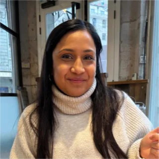 Davinder's headshot