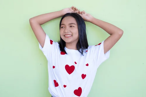 Girl wearing a white shirt with red hearts